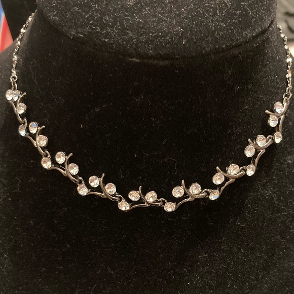 Delicate and swooping necklace with multi stone drop earrings - Picture 1 of 4